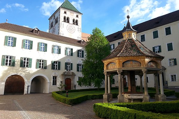 Kloster Neustift Brunnen